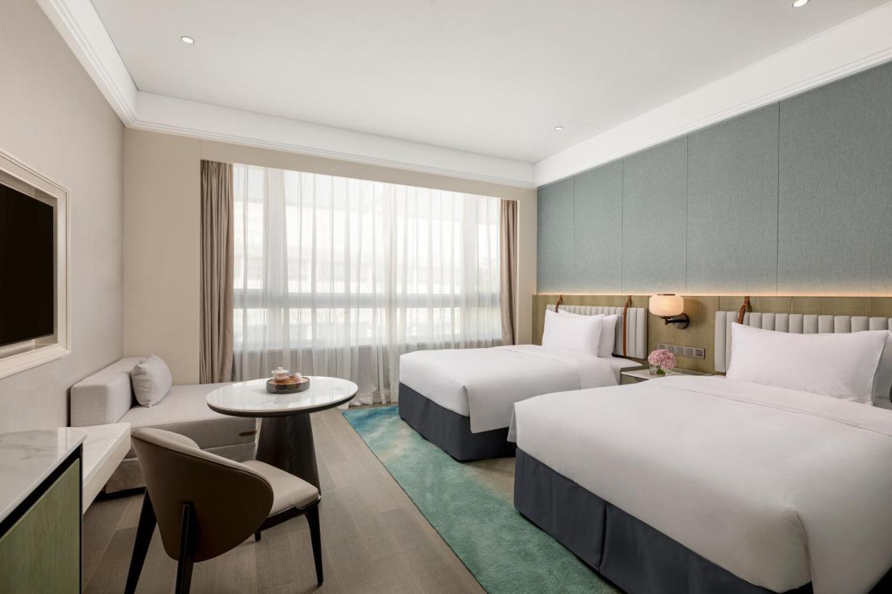 Xiamen International Seaside Hotel -Hotel Corridor Leads To The Stone Exhibition Hall Ruang foto