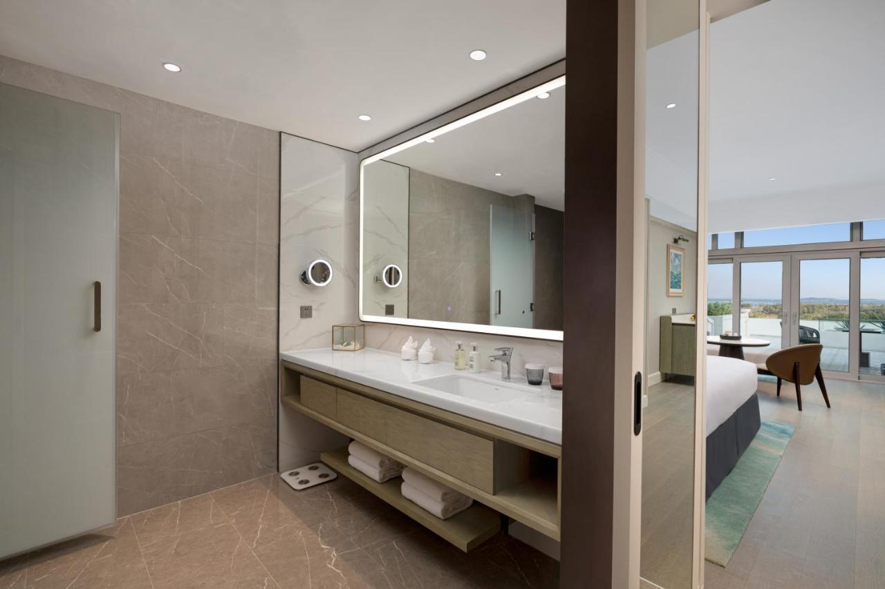 Xiamen International Seaside Hotel -Hotel Corridor Leads To The Stone Exhibition Hall Bagian luar foto